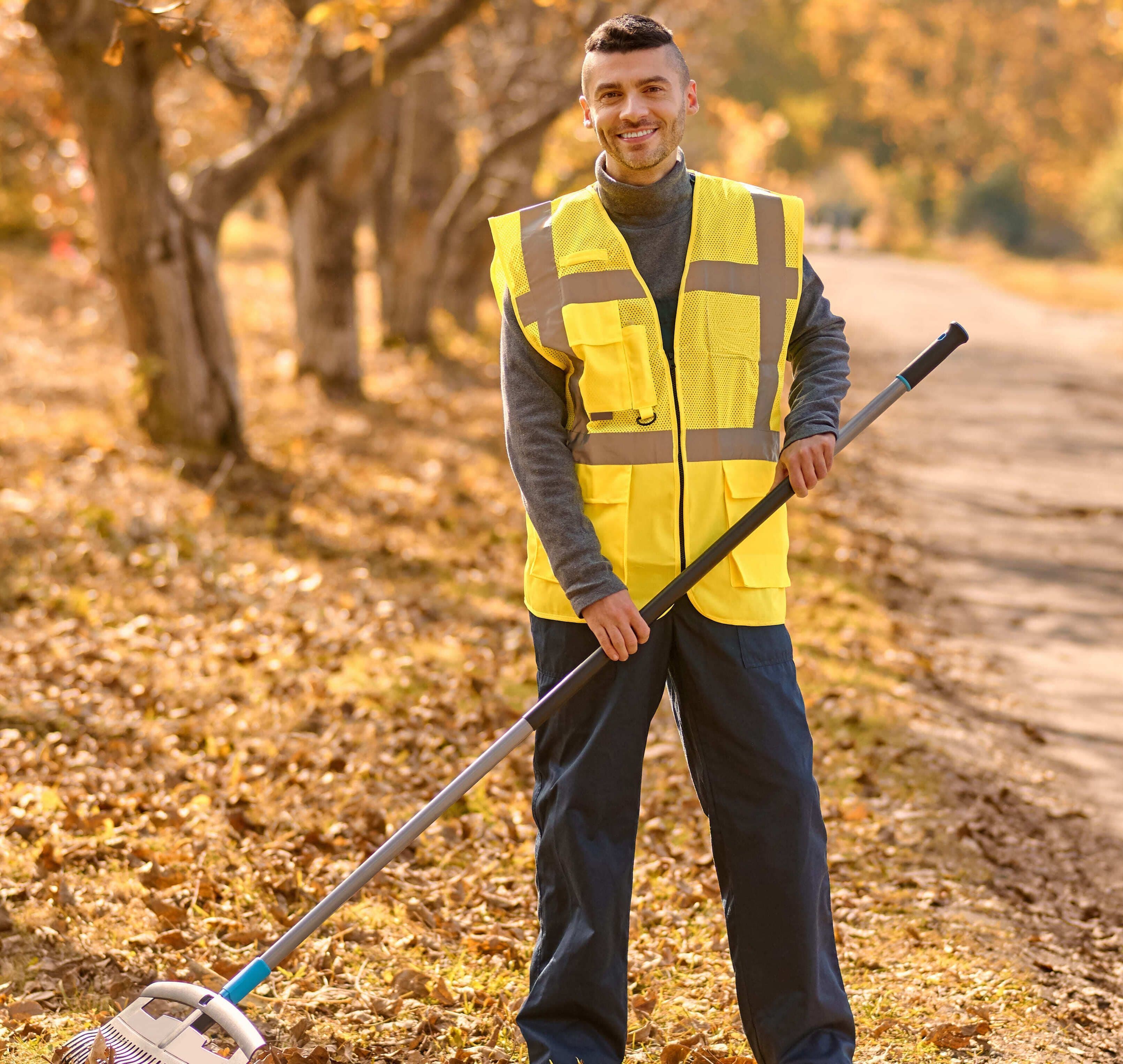 man_yellow_vest_raking_leaves_park_1_1_1_64959baf1b.jpg